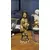 Foto de um(a) Antiga Escultura Oriental Gueixa Japonesa Resina Cor Marfim, da categoria de Escultura. Bastante riqueza de detalhes. Mostrado de uma perspectiva diferente. Vendido no marketplace Trésors.