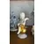 Foto de um(a) Antiga Rara Escultura Anjo Em Porcelana Alemã Fasold Stauch, da categoria de Escultura. ~ Fasold & Stauch ~Antiga e graciosa escultura representando anjo, peça artística, ricamente moldado em porcelana artística... Mostrado de uma perspectiva diferente. Vendido no marketplace Trésors.