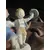 Foto de um(a) Antigo Bibelô Figurine Meninos Brincando Porcelana Alemã, da categoria de Escultura. Antiga figurine/bibelô em porcelana artística alemã. Cores típicas de meados do século XX. Muito decorativa e colecionável.... Mostrado de uma perspectiva diferente. Vendido no marketplace Trésors.