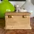 Foto de um(a) Antigo Escultura De Gato Biscuit Italiano Capodimonte, da categoria de Escultura. Capodimonte. Antiga escultura artística moldada e pintada à mão em biscuit italiano, representado lindo gatinho deitado.... Mostrado de uma perspectiva diferente. Vendido no marketplace Trésors.