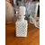 Foto de um(a) Antigo Perfumeiro Decorativo Em Opalina Francesa Branca, da categoria de Garrafas, potes e jarros. Antigo e lindo perfumeiro em opalina francesa. Todo original. Medidas 15x6cm. Mostrado de uma perspectiva diferente. Vendido no marketplace Trésors.