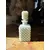 Foto de um(a) Antigo Perfumeiro Decorativo Em Opalina Francesa Branca, da categoria de Garrafas, potes e jarros. Antigo e lindo perfumeiro em opalina francesa. Todo original. Medidas 15x6cm. Mostrado de uma perspectiva diferente. Vendido no marketplace Trésors.