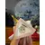 Foto de um(a) Antigo Bibelô Escultura De Pássaro Porcelana Alemã Bavaria, da categoria de Escultura. Antigo bibelô de pássaros em porcelana alemã com filetes de ouro. Peça muito decorativa e buscada por colecionadores.Medidas... Mostrado de uma perspectiva diferente. Vendido no marketplace Trésors.