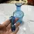 Foto de um(a) Antigo Perfumeiro Frasco Vidro Veneziano Azul Pintado À Mão, da categoria de Perfumeiros. Peça do século XX. Pintada à mão Altura 20cm. Mostrado de uma perspectiva diferente. Vendido no marketplace Trésors.