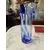 Foto de um(a) Italy Glass Antiga Jarra Vaso Em Murano Azul Art Deco, da categoria de Jarros. Antiga e super diferente jarra em Murano italiano, peça artística, feita à mão. Também pode ser usada como vaso. Medidas... Mostrado de uma perspectiva diferente. Vendido no marketplace Trésors.