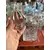 Foto de um(a) Antiga Garrafa Licoreira Decorativa Cristal Alemão Art Deco, da categoria de Garrafas. Antiga e grande garrafa licoreira em cristal alemão. Peça artística, design clássico, com traços do período Art Deco. Linda... Mostrado de uma perspectiva diferente. Vendido no marketplace Trésors.
