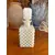 Foto de um(a) Antigo Perfumeiro Decorativo Em Opalina Francesa Branca, da categoria de Garrafas, potes e jarros. Antigo e lindo perfumeiro em opalina francesa. Todo original. Medidas 15x6cm. Mostrado de uma perspectiva diferente. Vendido no marketplace Trésors.