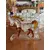 Foto de um(a) Antiga Escultura Decorativa De Cavalo Em Cristal Lapidado, da categoria de Escultura. Antiga escultura decorativa de cavalo em movimento. Peça em cristal lapidado. Perfeito! Muito decorativo Medidas 13x15cm. Mostrado de uma perspectiva diferente. Vendido no marketplace Trésors.