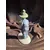 Foto de um(a) Antigo Bibelô Figurine De Menino Com Pássaro Porcelana Alemã, da categoria de Escultura. Antiga figurine/bibelô em porcelana artística alemã. Cores típicas de meados do século XX. Muito decorativa e colecionável.... Mostrado de uma perspectiva diferente. Vendido no marketplace Trésors.
