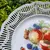 Foto de um(a) Antigo Grande Prato Medalhão Porcelana Alemã Fenestrado, da categoria de Pratos Decorativos. Schumann, Bavaria. Germany. Antigo e grande prato medalhão decorativo com decoração de frutas, dita natureza morta, borda... Mostrado de uma perspectiva diferente. Vendido no marketplace Trésors.