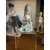 Foto de um(a) Antiga Escultura Menina Com Cachorro Porcelana Espanhola Nao, da categoria de Escultura. Delicada escultura em porcelana espanhola. Bastante riqueza de detalhes. Em perfeito estado. Altura 14cm Largura 11cm. Mostrado de uma perspectiva diferente. Vendido no marketplace Trésors.