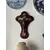 Foto de um(a) Arte Sacra Escultura Cristo Crucifixo Madeira Pétit Bronze, da categoria de Objetos religiosos e espirituais. Antigo e grande crucifixo em madeira com petit bronze e metal prateado. Peça artística. Uma beleza! Uma clássica da Década... Mostrado de uma perspectiva diferente. Vendido no marketplace Trésors.