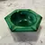 Foto de um(a) Antigo Cinzeiro Tcheco Art Deco Vidro Jade Malaquita Glass, da categoria de Cinzeiros. Malachite Glass. Ingrid Glass by Heinrich Hoffmann. Antigo e charmoso cinzeiro em vidro artístico de malaquita, ou como... Mostrado de uma perspectiva diferente. Vendido no marketplace Trésors.