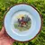 Foto de um(a) Antigo Prato Decorativo Porcelana Alemã Com Alces, da categoria de Pratos Decorativos. Antigo prato decorativo em porcelana artística alemã, decoração com alces e filetes de ouro. Diâmetro 21cm. Mostrado de uma perspectiva diferente. Vendido no marketplace Trésors.