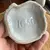 Foto de um(a) Antigo Raro Paliteiro De Coleção Em Majólica Alemã, da categoria de Paliteiros. Antigo paliteiro artístico em majólica/porcelana alemã. Muito decorativo e colecionável. Início do século XX.Medidas 9x9cm. Mostrado de uma perspectiva diferente. Vendido no marketplace Trésors.