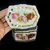 Foto de um(a) Antiga Caixa Decorativa Porta Jóias Porcelana Alemã, da categoria de Porta-Jóias. Antiga e fina caixa porta jóias em porcelana alemã, decoração de rosas pintadas à mão e acabamento com filetes de ouro.... Mostrado de uma perspectiva diferente. Vendido no marketplace Trésors.