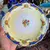 Foto de um(a) Antigo Par De Pratos Com Alças Porcelana Inglesa Grindley, da categoria de Pratos Decorativos. Grindley - England. Antigo par de pratos com alças, para servir ou decorar. Porcelana inglesa com filetes em ouro, decoração... Mostrado de uma perspectiva diferente. Vendido no marketplace Trésors.