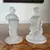 Foto de um(a) Antigo Par Pequenas Esculturas Em Cristal Tcheco Satiné, da categoria de Escultura. Bohemia Glass. Antigo e delicado par de pequenas esculturas feitas à mão em cristal Tcheco satiné. Com selo da manufatura na... Mostrado de uma perspectiva diferente. Vendido no marketplace Trésors.