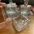 Foto de um(a) Antigo Conjunto Toucador Perfumeiros Cristal Francês A Deco, da categoria de Perfumeiros. Antigo e finíssimo conjunto de toucador para toilette composto por dois perfumeiros, uma caixa pozeira/porta jóias e uma... Mostrado de uma perspectiva diferente. Vendido no marketplace Trésors.