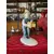 Foto de um(a) Antigo Bibelô Figurine De Menino Com Pássaro Porcelana Alemã, da categoria de Escultura. Antiga figurine/bibelô em porcelana artística alemã. Cores típicas de meados do século XX. Muito decorativa e colecionável.... Mostrado de uma perspectiva diferente. Vendido no marketplace Trésors.