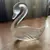 Foto de um(a) Antiga Escultura Cisne Art Deco Cristal Tcheco Desna Glass, da categoria de Escultura. Desna Glass - Bohemia. Antiga escultura artística de cisne em cristal satiné lapidada à mão. Período Art Deco.Medidas 11x10cm. Mostrado de uma perspectiva diferente. Vendido no marketplace Trésors.
