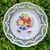 Foto de um(a) Antigo Grande Prato Medalhão Porcelana Alemã Fenestrado, da categoria de Pratos Decorativos. Schumann, Bavaria. Germany. Antigo e grande prato medalhão decorativo com decoração de frutas, dita natureza morta, borda... Mostrado de uma perspectiva diferente. Vendido no marketplace Trésors.