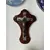 Foto de um(a) Arte Sacra Escultura Cristo Crucifixo Madeira Pétit Bronze, da categoria de Objetos religiosos e espirituais. Antigo e grande crucifixo em madeira com petit bronze e metal prateado. Peça artística. Uma beleza! Uma clássica da Década... Mostrado de uma perspectiva diferente. Vendido no marketplace Trésors.