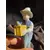Foto de um(a) Antigo Bibelô Figurine De Menino Com Pássaro Porcelana Alemã, da categoria de Escultura. Antiga figurine/bibelô em porcelana artística alemã. Cores típicas de meados do século XX. Muito decorativa e colecionável.... Mostrado de uma perspectiva diferente. Vendido no marketplace Trésors.
