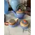 Foto de um(a) Antigo Conjunto de Chá Porcelana Art Deco, da categoria de Conjuntos de café e chá. Antigo e raro conjunto de chá, composto por três peças (bule, açucareiro e leiteira) em faiança/porcelana alemã. As cores... Mostrado de uma perspectiva diferente. Vendido no marketplace Trésors.