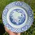 Foto de um(a) Antigo Prato Porcelana Inglesa Azul E Branco Adams Tunstall, da categoria de Pratos Decorativos. Adams Tunstall - England. Modelo Tokio. Antigo prato em porcelana artística inglesa, belíssima decoração oriental com... Mostrado de uma perspectiva diferente. Vendido no marketplace Trésors.
