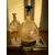 Foto de um(a) Antiga Garrafa Perfumeiro Art Deco Em Cristal Francês Satiné, da categoria de Garrafas. Antiga e fina garrafa bojuda em cristal francês satiné, decoração com cena galante. A base e tampa em cristal preto dão um... Mostrado de uma perspectiva diferente. Vendido no marketplace Trésors.