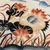 Foto de um(a) Antigo Prato Decorativo Porcelana Japonesa Oriental Imari, da categoria de Pratos Decorativos. Antigo prato oriental, em porcelana japonesa pintado à mão com linda pintura de ave em relevo. Diâmetro 26cm. Mostrado de uma perspectiva diferente. Vendido no marketplace Trésors.