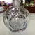 Foto de um(a) Antigo Frasco Perfumeiro Art Deco Em Cristal Suíço Orrefors, da categoria de Perfumeiros. Antigo e imponente perfumeiro lapidado à mão, lapidação dedão, legítimo cristal suíço orrefors, período Art Deco. Década de... Mostrado de uma perspectiva diferente. Vendido no marketplace Trésors.