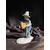 Foto de um(a) Antigo Bibelô Figurine De Menino Com Pássaro Porcelana Alemã, da categoria de Escultura. Antiga figurine/bibelô em porcelana artística alemã. Cores típicas de meados do século XX. Muito decorativa e colecionável.... Mostrado de uma perspectiva diferente. Vendido no marketplace Trésors.