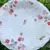 Foto de um(a) Antigo Grande Medalhão Prato Decorativo Em Porcelana Alemã, da categoria de Pratos Decorativos. Para servir ou decorar. Antigo e grande prato medalhão em porcelana alemã, com linda de floral pintada à mão. Década de... Mostrado de uma perspectiva diferente. Vendido no marketplace Trésors.