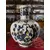 Foto de um(a) Antigo Vaso Porcelana Villeroy & Boch Pavão Azul Borrão, da categoria de Vasos. ~ Villeroy & Boch ~ Antigo e elegante vaso em porcelana artística alemã. Linda decoração em tons de azul borrão, medalhão... Mostrado de uma perspectiva diferente. Vendido no marketplace Trésors.