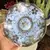 Foto de um(a) Antigo Raro Prato Bowl Opalina Francesa Azul E Prata, da categoria de Travessas e tigelas. Antigo prato de opalina francesa, decoração floral feita à mão com prata de lei. Meados do século XX. A peça está em ótimo... Mostrado de uma perspectiva diferente. Vendido no marketplace Trésors.