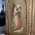 Foto de um(a) Arte Sacra Antigo Raro Oratório Tríptico Em Madeira E Ouro, da categoria de Objetos religiosos e espirituais. Arte Sacra. Antigo e lindo oratório tríptico. Madeira policromada com ouro, com detalhes pintados à mão. Século XX. Medidas... Mostrado de uma perspectiva diferente. Vendido no marketplace Trésors.
