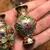 Foto de um(a) Antiga Coleção Com 4 Vasinhos Miniatura Em Bronze Cloisonné, da categoria de Vasos. Antiga coleção com 4 lindos vasinhos diferentes, em bronze Cloisonné. Perfeitinhos Altura 5cm cada. Mostrado de uma perspectiva diferente. Vendido no marketplace Trésors.