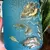 Foto de um(a) Antiga Bomboniere Biscoiteira Vidro Veneziano Art Nouveau, da categoria de Garrafas, potes e jarros. Antiga e tradicional caixa biscoiteira em vidro artístico veneziano, pintada à mão flores em relevo e acabamento com filetes... Mostrado de uma perspectiva diferente. Vendido no marketplace Trésors.