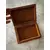 Foto de um(a) Antiga Caixa Decorativa Cigarreira Em Madeira E Bronze, da categoria de Cigarreiras e piteiras. Antiga caixa decorativa ou cigarreira artística em madeira com a tampa com decoração floral em bronze.Medidas 4 x 15 x 11cm. Mostrado de uma perspectiva diferente. Vendido no marketplace Trésors.