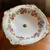Foto de um(a) Antiga Fruteira Centrinho Ou Porta Cartões Porcelana Limoges, da categoria de Fruteiras. Limoges. Antiga fruteirinha em porcelana artística francesa, delicada decoração floral com filetes de ouro. Medidas 11x18cm. Mostrado de uma perspectiva diferente. Vendido no marketplace Trésors.