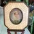 Foto de um(a) Antigo Raro Quadrinho Miniature Portrait Pintura Óleo France, da categoria de Pinturas. Miniature Portrait. Antigo quadrinho com linda figura de dama da sociedade, pintada à mão, pintura a óleo sobre folha de... Mostrado de uma perspectiva diferente. Vendido no marketplace Trésors.