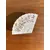 Foto de um(a) Antiga Rara Caixinha Decorativa Porcelana Americana Avon, da categoria de Cestos e Caixas. Antiga caixinha decorativa ou porta joias em porcelana americana, manufatura avon. Catalogada de 1980. Lindo formato e... Mostrado de uma perspectiva diferente. Vendido no marketplace Trésors.