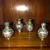 Foto de um(a) Antiga Coleção Com 4 Vasinhos Miniatura Em Bronze Cloisonné, da categoria de Vasos. Antiga coleção com 4 lindos vasinhos diferentes, em bronze Cloisonné. Perfeitinhos Altura 5cm cada. Mostrado de uma perspectiva diferente. Vendido no marketplace Trésors.