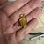 Foto de um(a) Antigo Broche Francês De Pássaro Dourado Com Pedra Vermelha, da categoria de Outros colecionáveis. Banhado a ouro. Muito bem conservado.Década de 1970.Aproximadamente 3cm. Mostrado de uma perspectiva diferente. Vendido no marketplace Trésors.