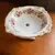 Foto de um(a) Antiga Fruteira Centrinho Ou Porta Cartões Porcelana Limoges, da categoria de Fruteiras. Limoges. Antiga fruteirinha em porcelana artística francesa, delicada decoração floral com filetes de ouro. Medidas 11x18cm. Mostrado de uma perspectiva diferente. Vendido no marketplace Trésors.