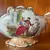 Foto de um(a) Antiga Floreira Centro De Mesa Porcelana Dp Cena Galante, da categoria de Cachepot. Antigo cachepot, floreira ou centro de mesa em porcelana nacional com cenas galantes. Detalhes com filetes de ouro. Peça... Mostrado de uma perspectiva diferente. Vendido no marketplace Trésors.