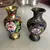 Foto de um(a) Antigo Par De Pequenos Vasos Bronze Cloisonné Esmaltados Mão, da categoria de Vasos. Antigo e delicado par de pequenos vasinhos em bronze Cloisonné, esmaltados à mão.Medem aprox 10cm de altura. Mostrado de uma perspectiva diferente. Vendido no marketplace Trésors.