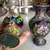 Foto de um(a) Antigo Par De Pequenos Vasos Bronze Cloisonné Esmaltados Mão, da categoria de Vasos. Antigo e delicado par de pequenos vasinhos em bronze Cloisonné, esmaltados à mão.Medem aprox 10cm de altura. Mostrado de uma perspectiva diferente. Vendido no marketplace Trésors.